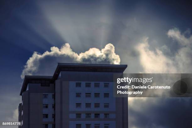 rays, cloud and building - daniele carotenuto 個照片及圖片檔