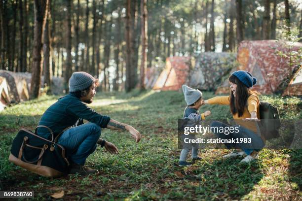 su hogar lejos del hogar - asian baby fotografías e imágenes de stock