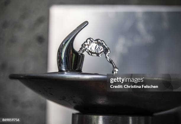 detail of drinking fountain (spigot) with running water - fuente estructura creada por el hombre fotografías e imágenes de stock