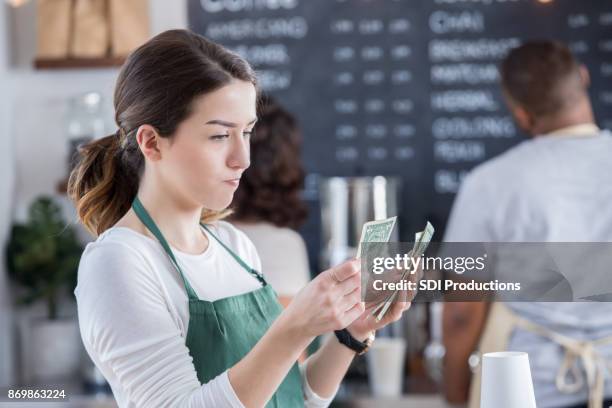 la barista è delusa dai suoi consigli - busta paga foto e immagini stock