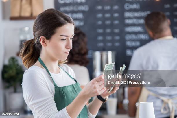 女咖啡師對她的小費感到失望 - wages 個照片及圖片檔