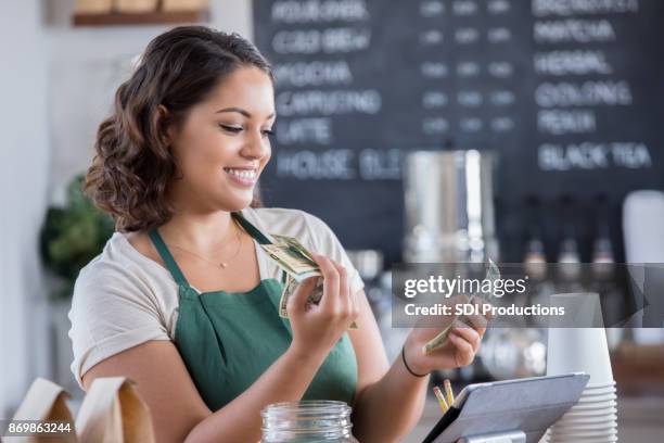 confiante de barista feminino conta dicas - gratuity - fotografias e filmes do acervo