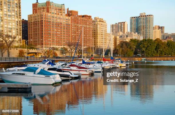 belmont harbor in chicago - belmont harbor imagens e fotografias de stock