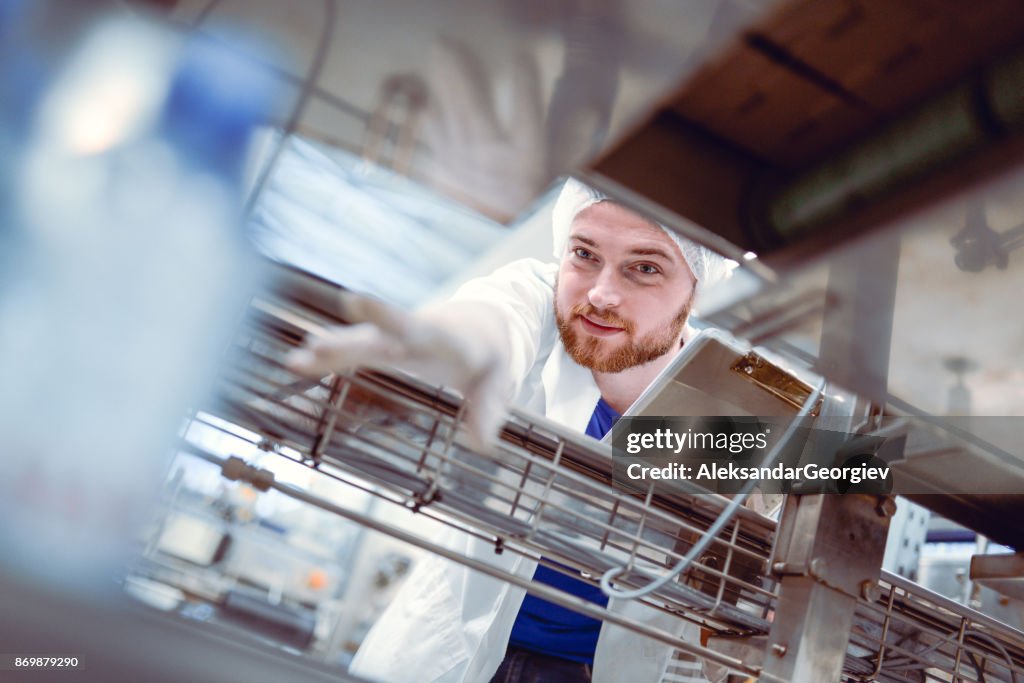 Cientista com prancheta trabalhando na linha de produção