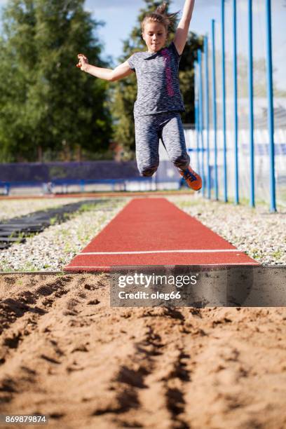 meisje tiener treinen in verspringen - verspringen stockfoto's en -beelden