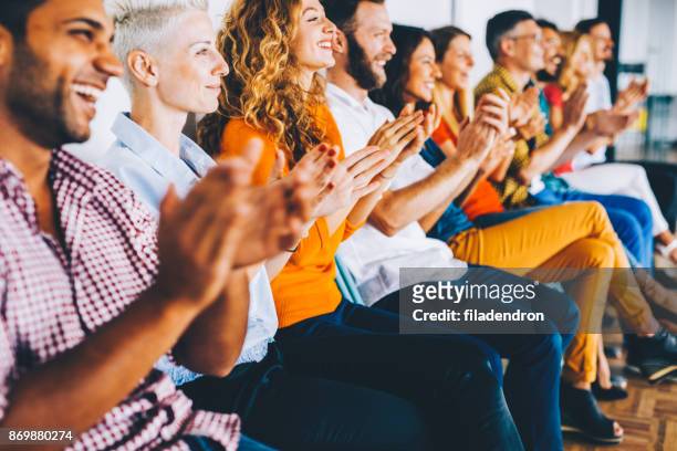group of people applauding - evento de entretenimento imagens e fotografias de stock