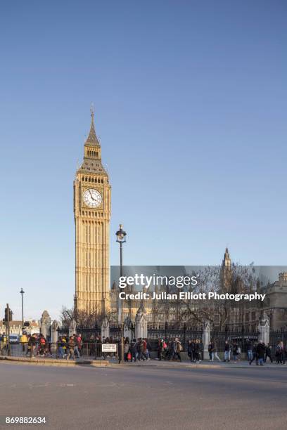 the palace of westminster from parliament square in london. - parliament square stockfoto's en -beelden