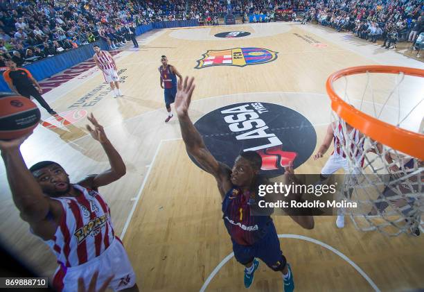 Hollis Thompson, #34 of Olympiacos Piraeus competes with Kevin Seraphine, #1 of FC Barcelona Lassa during the 2017/2018 Turkish Airlines EuroLeague...