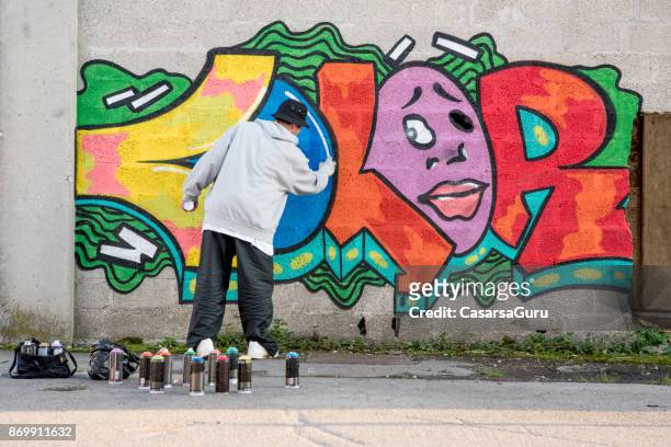 年輕人做塗鴉 - street art 個照片及圖片檔