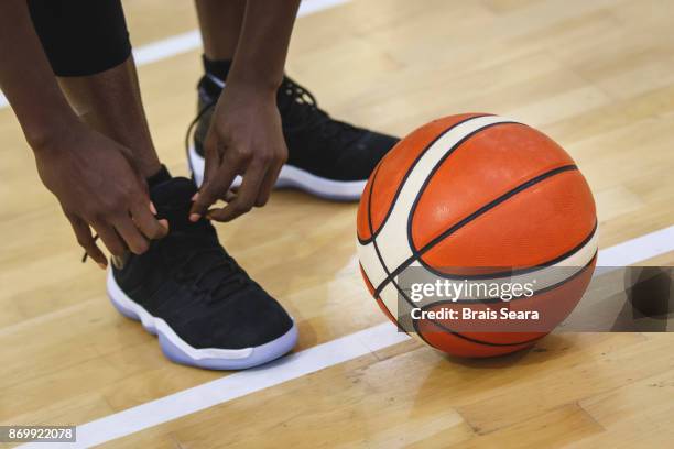 basketball player - basketballmannschaft stock-fotos und bilder