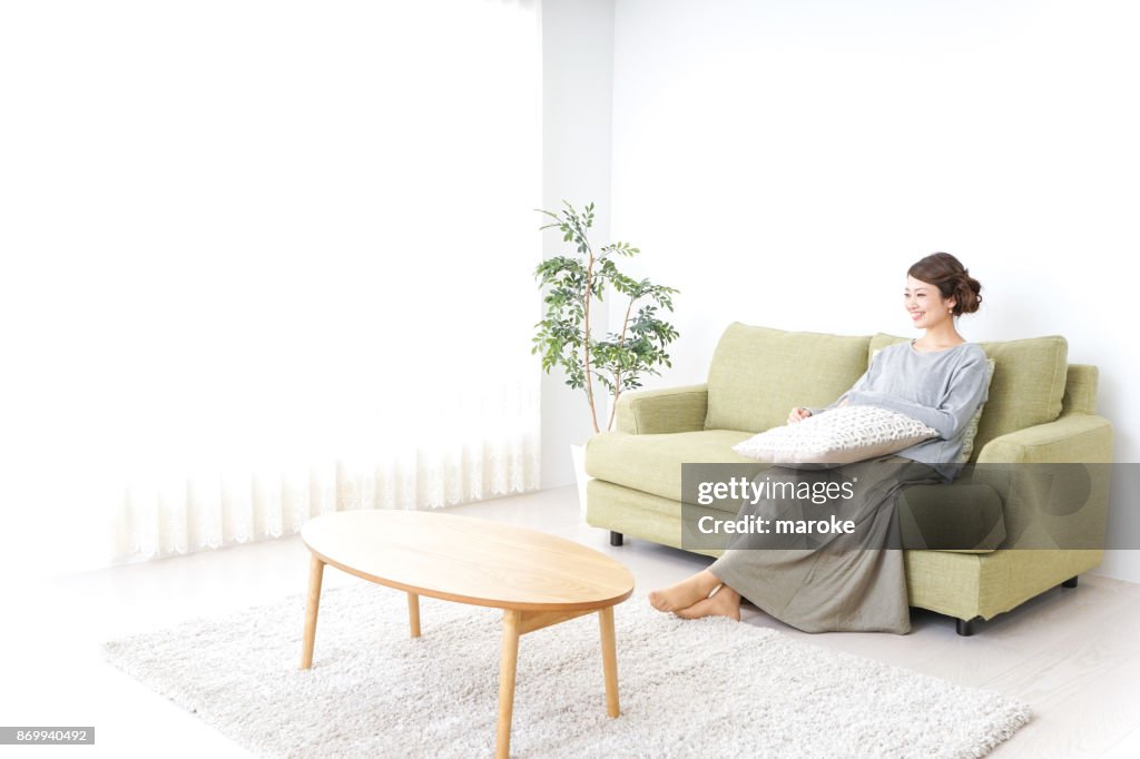 Vrouw TV kijken thuis