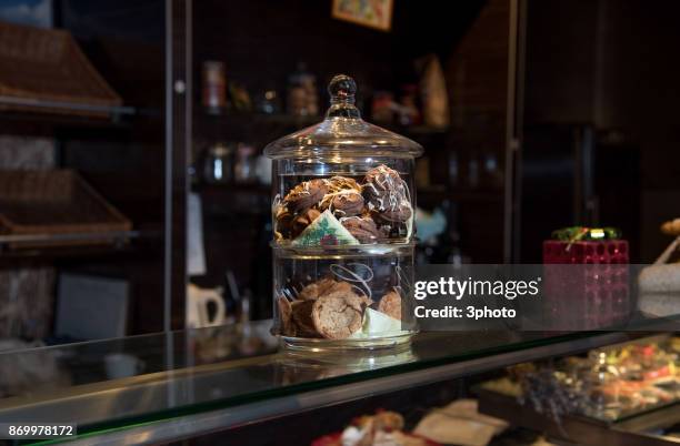 christmas cookies in bakery shop - christmas cookie jar stock pictures, royalty-free photos & images
