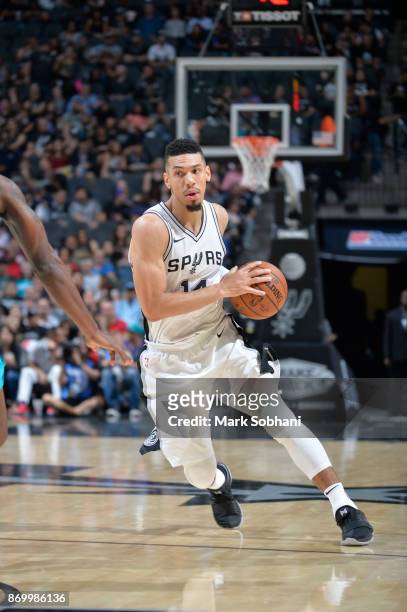 Danny Green of the San Antonio Spurs handles the ball against the Charlotte Hornets on November 3, 2017 at the AT&T Center in San Antonio, Texas....