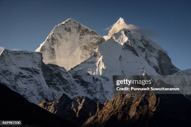 kangtega mountain peak in morning sunrise, everest region, nepal - kangtega foto e immagini stock