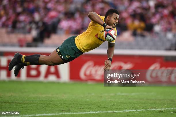 Samu Kerevi of the Wallabies scores a try during the international match between Japan and Australia at Nissan Stadium on November 4, 2017 in...