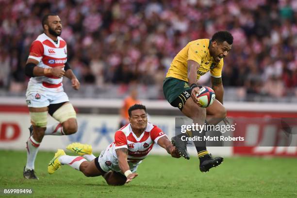 Samu Kerevi of the Wallabies makes a break to score a try during the international match between Japan and Australia at Nissan Stadium on November 4,...