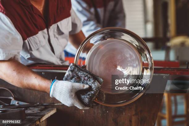 vidrio que forma de trabajador tradicional soplado de vidrio - murano fotografías e imágenes de stock