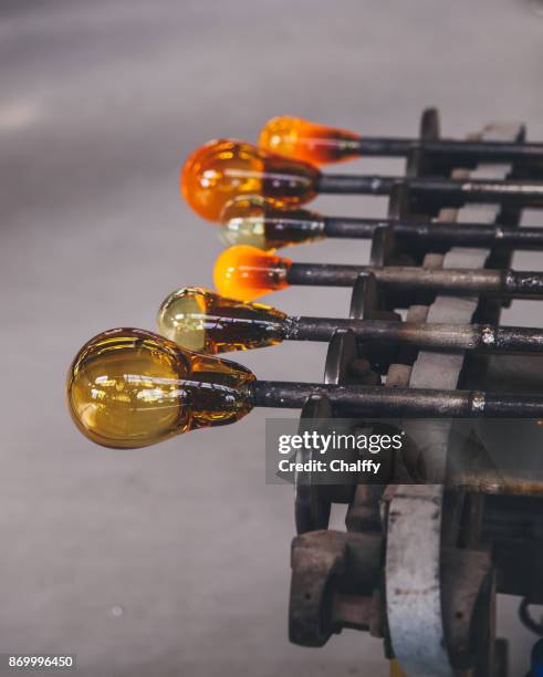 nahaufnahme von glasschmelze geformt bevor sie in die luft gesprengt - glass factory stock-fotos und bilder