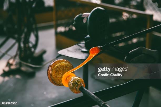traditionele glasblazen werknemer vormgeven van vloeibaar glas - glass blowing stockfoto's en -beelden