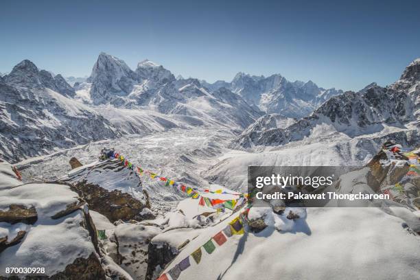 gokyo peak, everest region, nepal - nepali flag stockfoto's en -beelden