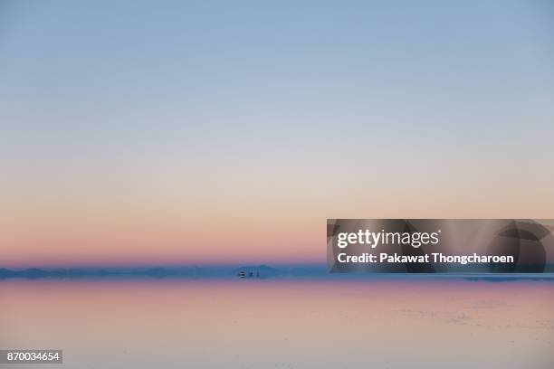 salt flat at sunrise, salar de uyuni, bolivia - 塩湖 ストックフォトと画像