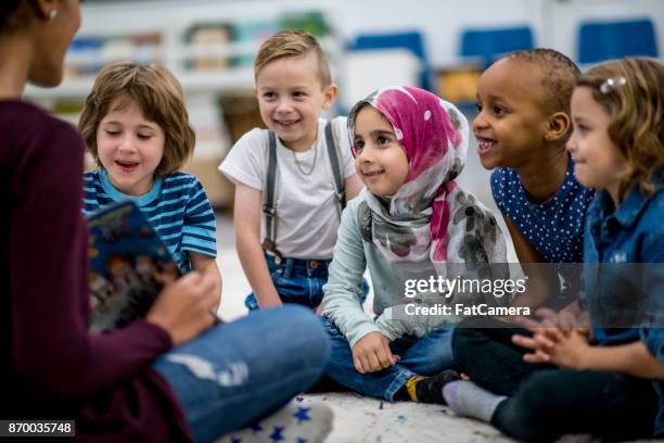 leer un libro de cuentos - islamic kids fotografías e imágenes de stock