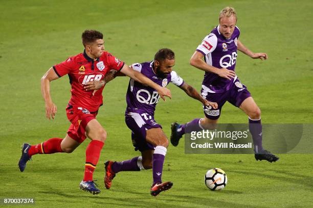 Diego Castro of the Glory controls the ball during the round five A-League match between the Perth Glory and Adelaide United at nib Stadium on...