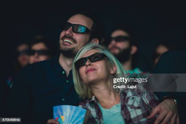 beau couple au cinéma et projection de film 3d - lunettes 3d photos et images de collection
