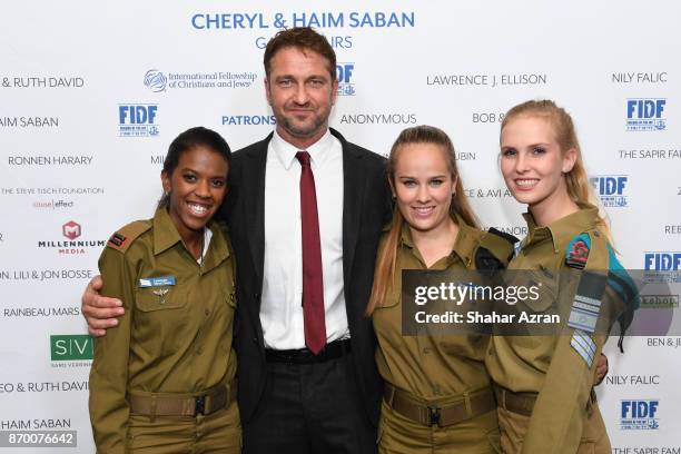 Gerard Butler with IDF soldiers at the FIDF Western Region Gala at The Beverly Hilton Hotel on November 2, 2017 in Beverly Hills, California.