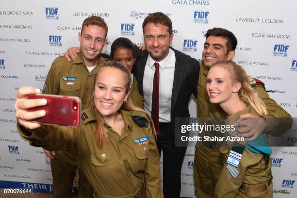Gerard Butler with IDF soldiers at the FIDF Western Region Gala at The Beverly Hilton Hotel on November 2, 2017 in Beverly Hills, California.
