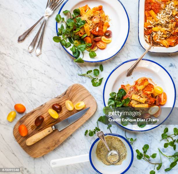 pumpkin pasta bake for three - cheese salad stock-fotos und bilder