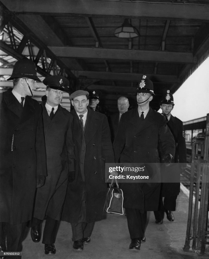 Alfred George Springham British criminal Alfred George Hinds is escorted to Parkhurst Prison ...