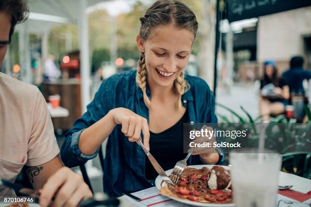 cafe datum in sydney - pancakes stockfoto's en -beelden