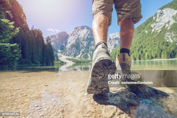 geringen teil der wanderer am berg see, dolomiten, italien - hiking shoes stock-fotos und bilder