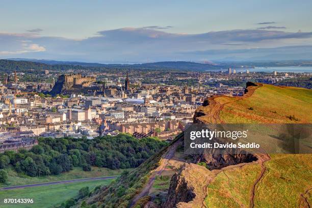 view of edinburg old town and castle from arthur's seat - arthurs seat stock pictures, royalty-free photos & images