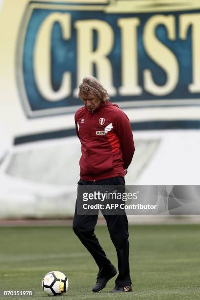 Peru's coach, Ricardo Gareca of Argentina, takes part in a training session in Lima on November 4, 2017 ahead of their FIFA 2018 World Cup South...
