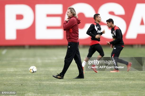 Peru's coach, Ricardo Gareca of Argentina, takes part in a training session in Lima on November 4, 2017 ahead of their FIFA 2018 World Cup South...