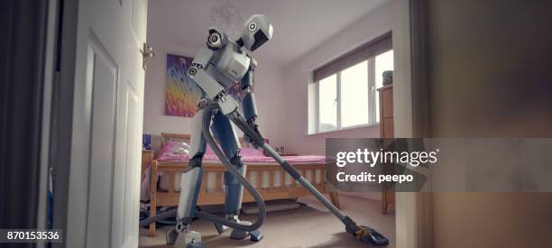 robot doet huishoudelijke reiniging met stofzuiger - robot stockfoto's en -beelden