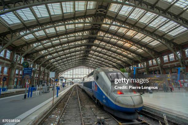 interior of the lille-flandres train station (gare de lille-flandres), tgv getting ready for departure, lille, north of france - station de vacances 個照片及圖片檔