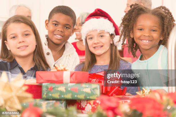 famiglia multietnica, bambini in cucina a casa alla festa di natale. - solo bambini foto e immagini stock