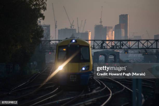 dawn at the junction: views from britain's busiest railroad station - südwesten stock-fotos und bilder