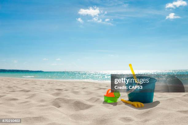 beach toys in the sand - pa imagens e fotografias de stock