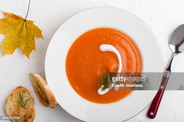 vegetarian pumpkin carrot soup - cream soup ストックフォトと画像