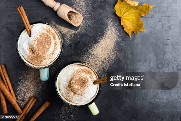 pumpkin spice latte with whipped cream - coffee drink - fotografias e filmes do acervo