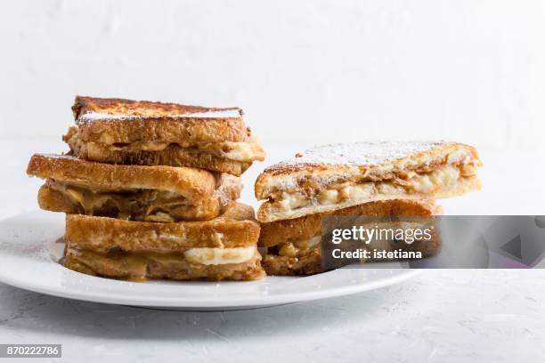 peanut butter banana french toasts - pindakaas stockfoto's en -beelden
