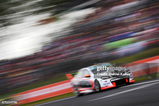 Tim Slade drives the Freightliner Racing Holden Commodore VF during qualifying for race 24 for the Auckland SuperSprint, which is part of the...