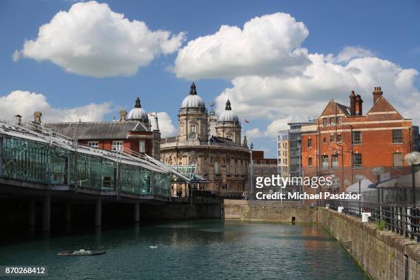 view on buildings in the city - kingston upon hull stock-fotos und bilder
