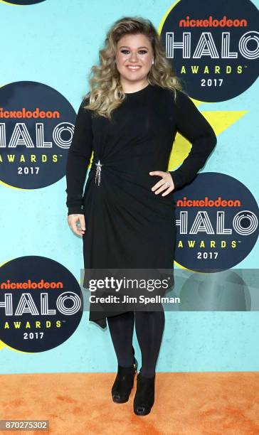 Singer/songwriter Kelly Clarkson attends the Nickelodeon Halo Awards 2017 at Pier 36 on November 4, 2017 in New York City.
