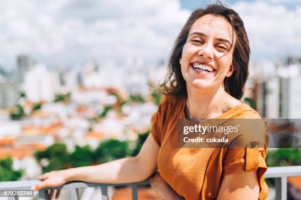 portret van de jonge braziliaanse vrouw - brazilian woman stockfoto's en -beelden