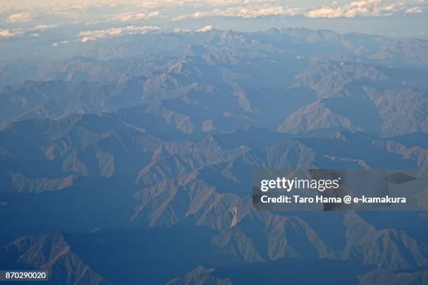 southern alps in japan sunset time aerial view from airplane - minami alps foto e immagini stock